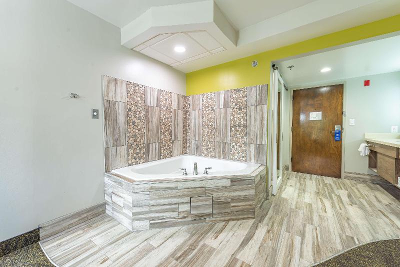 带大床的套房, Best Western Plus Apple Valley Lodge Pigeon Forge