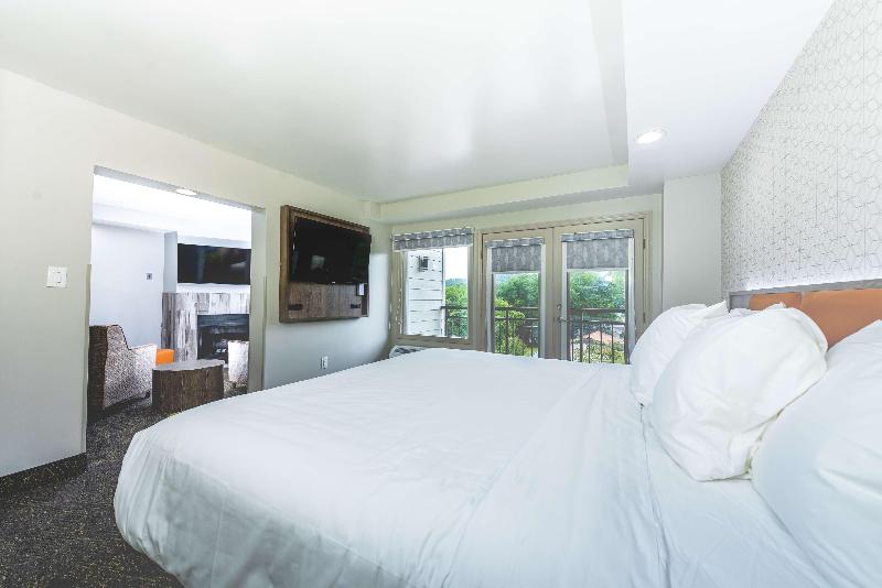 带大床的套房, Best Western Plus Apple Valley Lodge Pigeon Forge