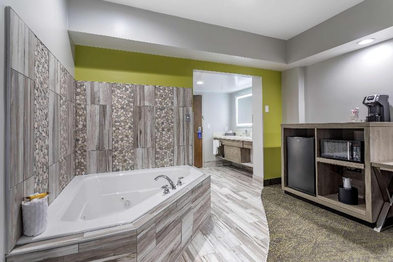 带大床的套房, Best Western Plus Apple Valley Lodge Pigeon Forge