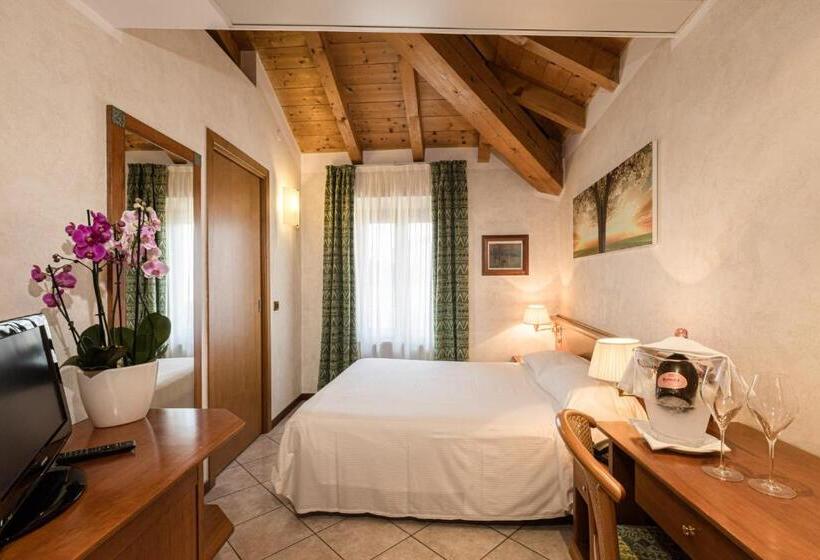 غرفة قياسية مطلّة علي البحيرة, Corte Regina