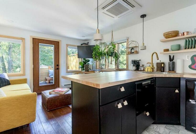 Люкс с Балконом, The Herwood Inn