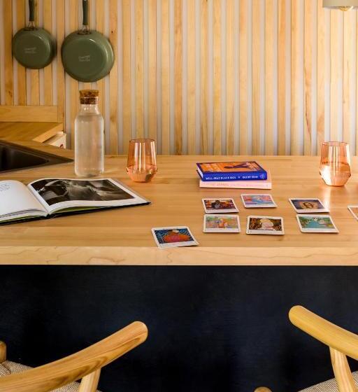 Люкс с Балконом, The Herwood Inn