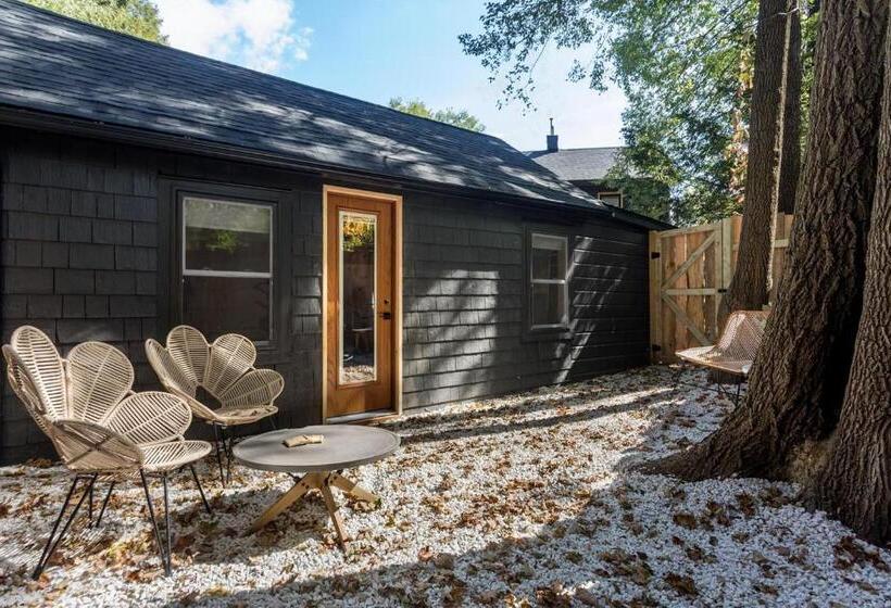 Студия Deluxe, The Herwood Inn