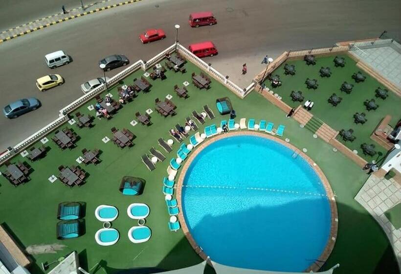 سوییت جونیور با چشم‌انداز استخر, Fleet Club Mahrousa