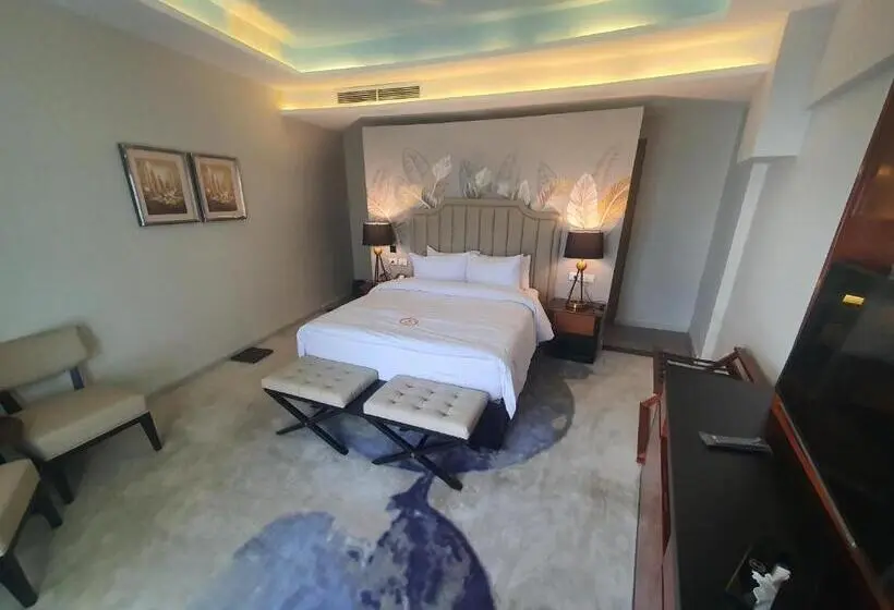 سوییت جونیور با چشمانداز استخر, Fleet Club Mahrousa