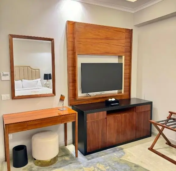 سوئیت با تخت بزرگ, Fleet Club Mahrousa