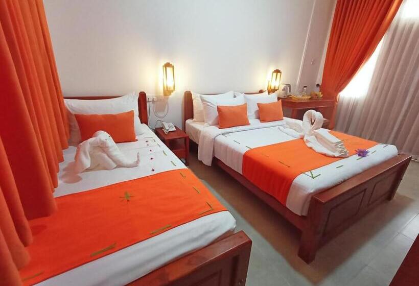 Трехместный Номер Стандарт Вид на Сад, Three Elephant Holiday Inn