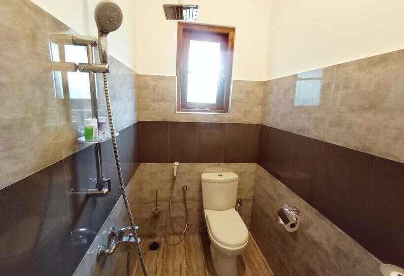 Номер Стандарт Вид на Озеро, Three Elephant Holiday Inn