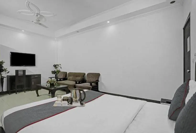 Classic Kolmen Hengen Huone, Townhouse Happy Keys Near Iskcon Temple Noida