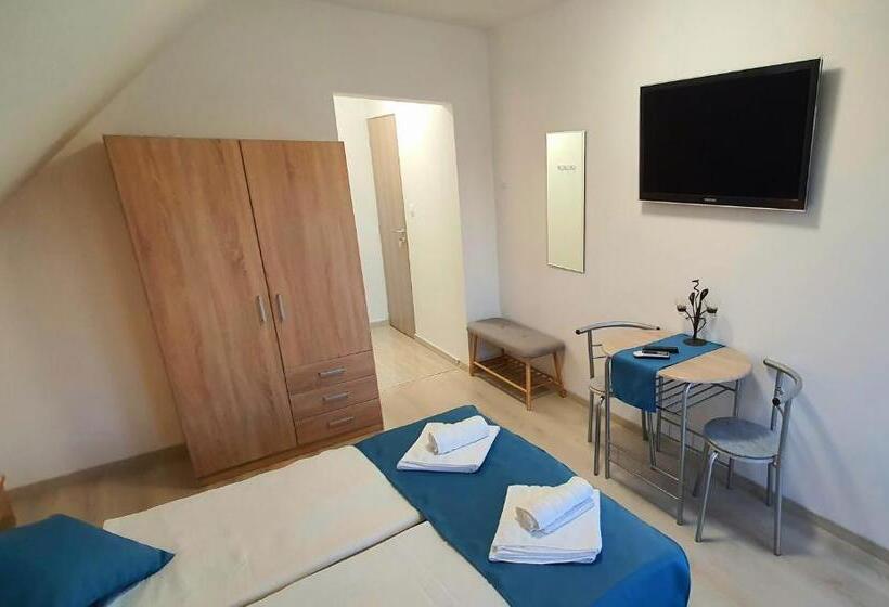 Номер Стандарт с Балконом, Sipos Vendég és Apartmanház