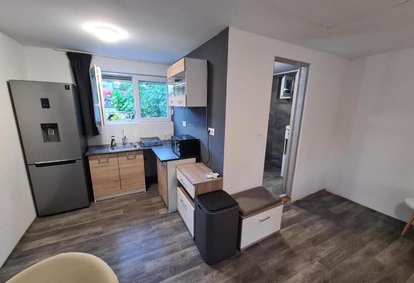 带1个卧室的带阳台的公寓, Sipos Vendég és Apartmanház