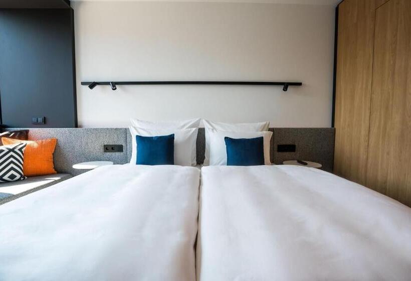 디럭스 주니어 스위트, Grefis