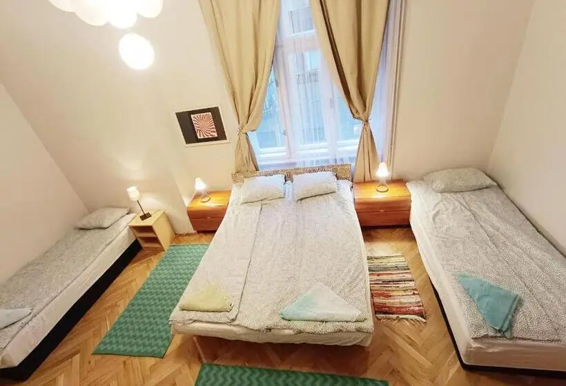 اتاق خانوادگی, Bridgetown Hostel