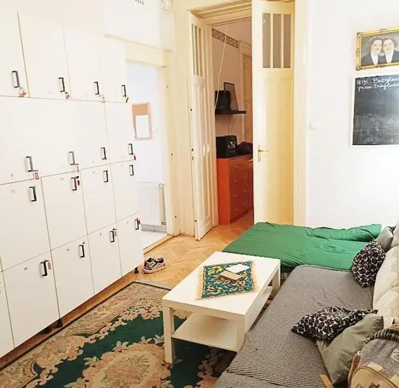تختخواب در اتاق مشترک, Bridgetown Hostel