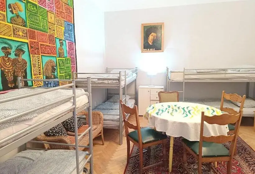 تختخواب در اتاق مشترک, Bridgetown Hostel
