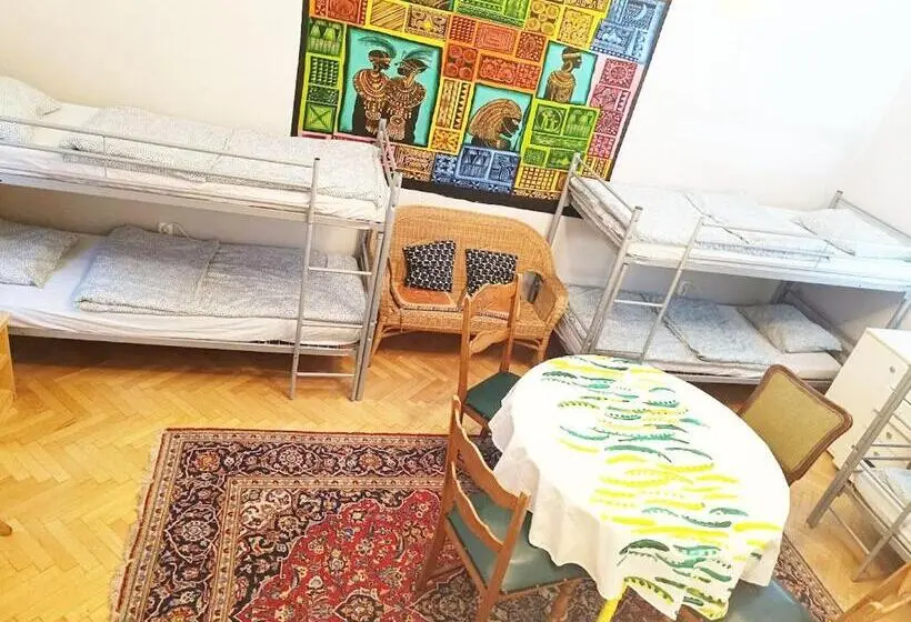تختخواب در اتاق مشترک, Bridgetown Hostel