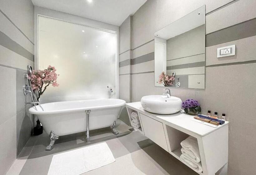 جناح إدارى, Royal Orbit