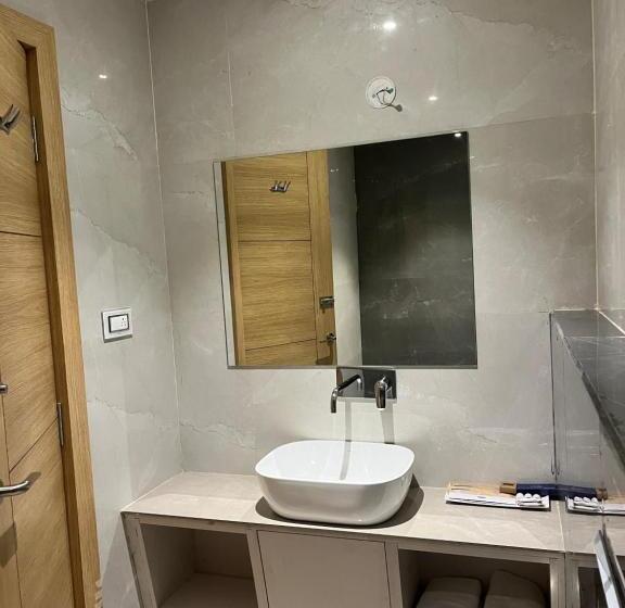 غرفة إقتصادية, Royal Orbit