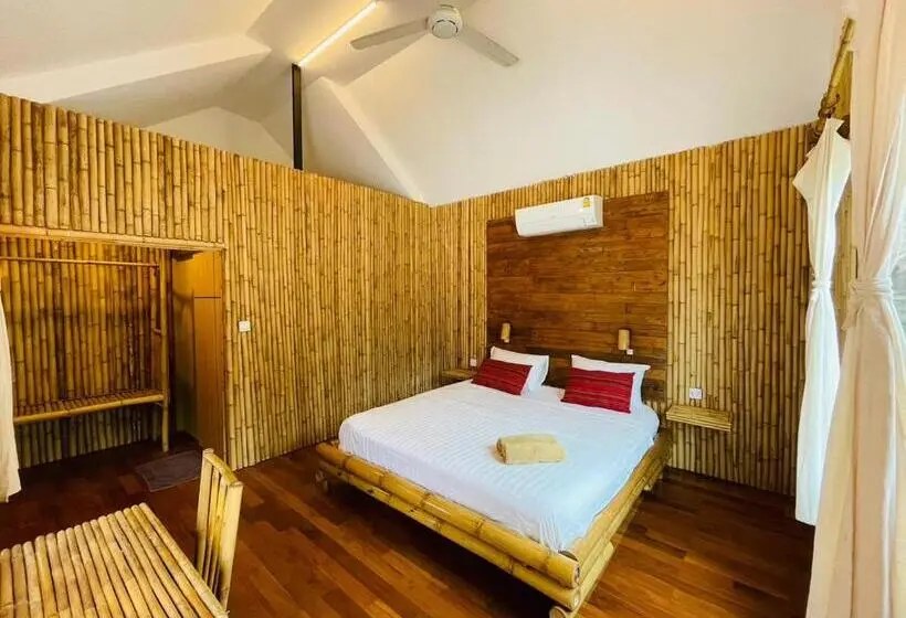 デラックスバンガロー, Absolute Beachfront Resort