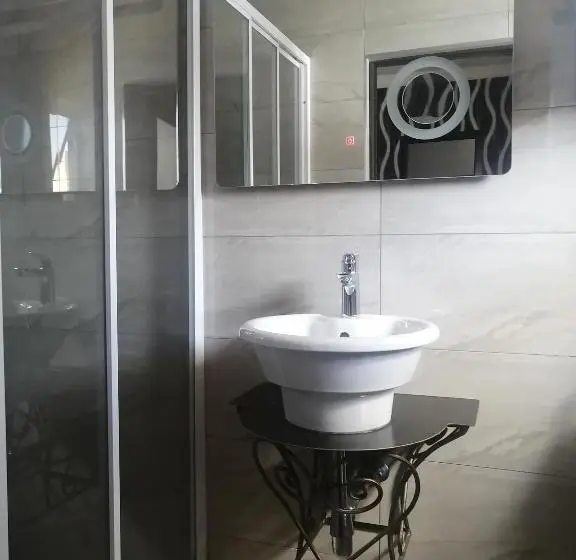 اتاق لوکس خانوادگی, Olu Guest Lodge