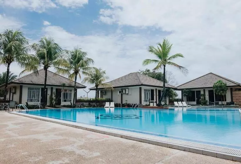 خانه یا کلبه ی ییلاقی با نمای استخر, Comforta Hotel Tanjung Pinang