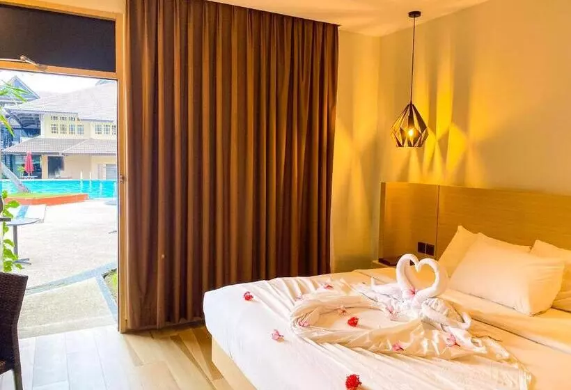 خانه یا کلبه ی ییلاقی با نمای استخر, Comforta Hotel Tanjung Pinang