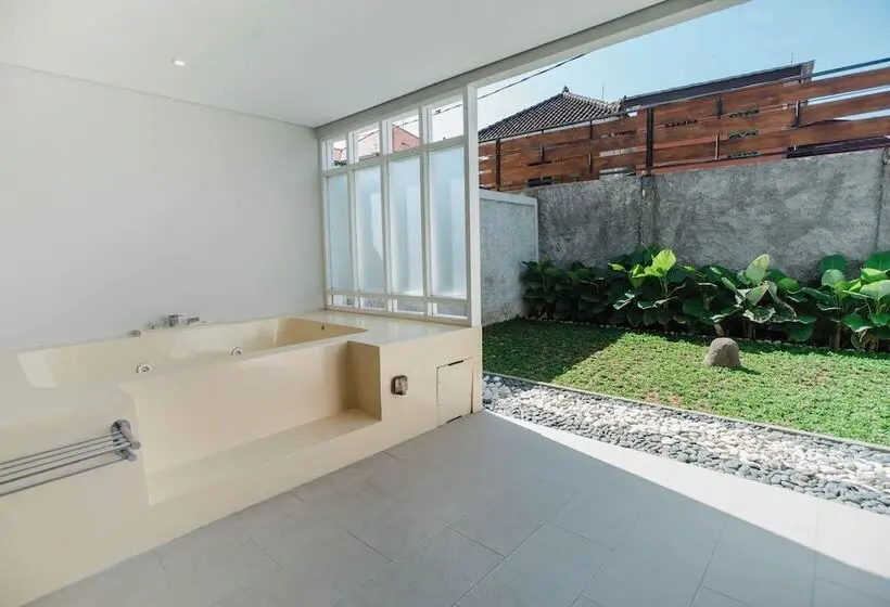 اتاق لوکس با تخت بزرگ, Sanur Resort Watujimbar