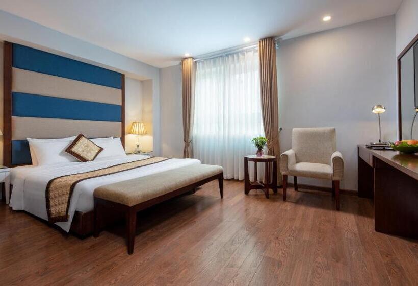 اتاق لوکس با چشم‌انداز شهر, Skylark