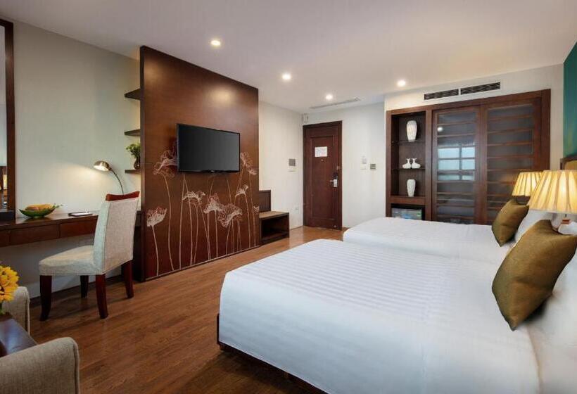 اتاق لوکس با چشم‌انداز شهر, Skylark