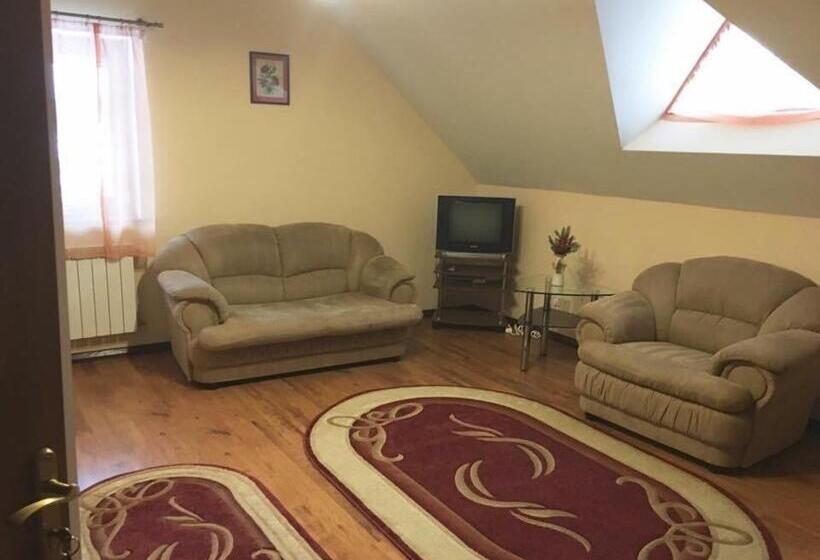 اتاق راحتی سه تخته, Chalet Trostian