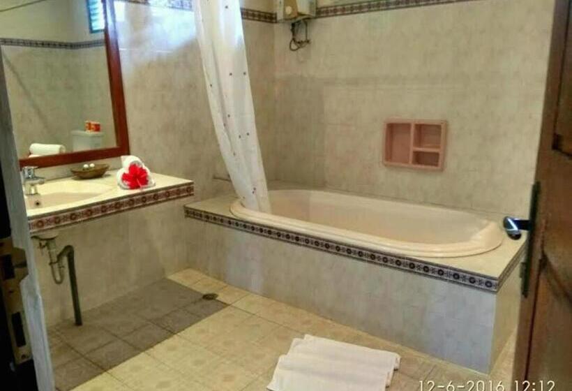 Номер Deluxe, Sea World Club Beach Resort & Dive Center