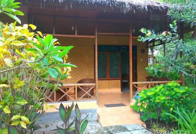 غرفة قياسية رباعية مطلة على الحديقة, Sea World Club Beach Resort & Dive Center