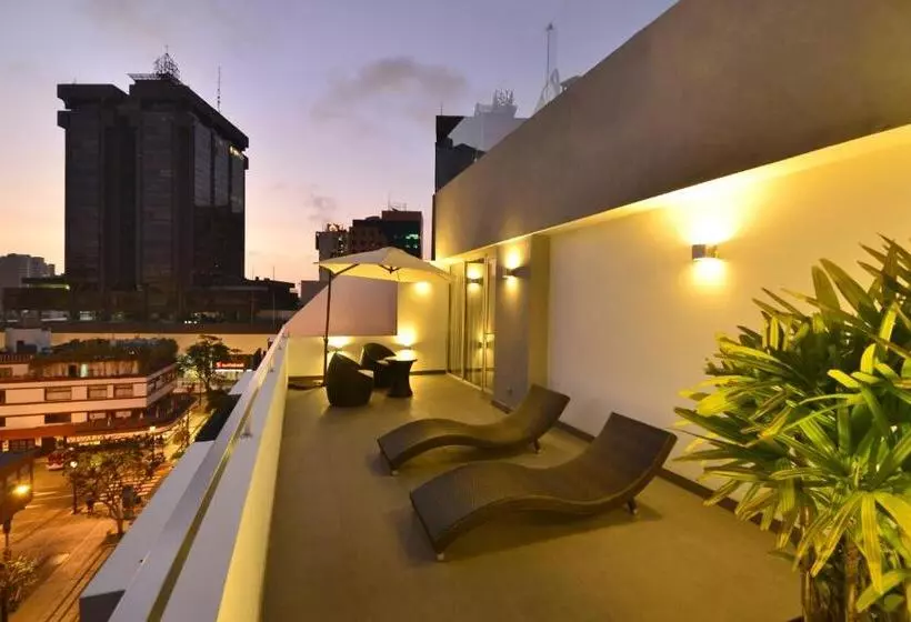 シニアスイート, Aku Hotels