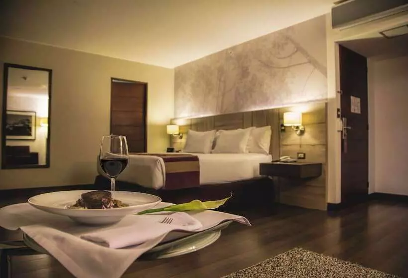 シニアスイート, Aku Hotels