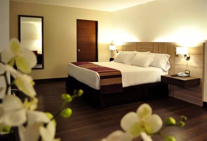 シニアスイート, Aku Hotels