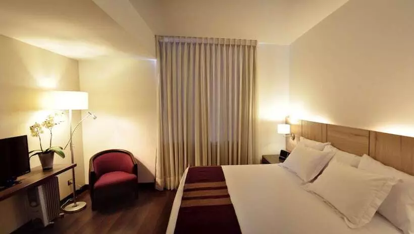 シニアスイート, Aku Hotels