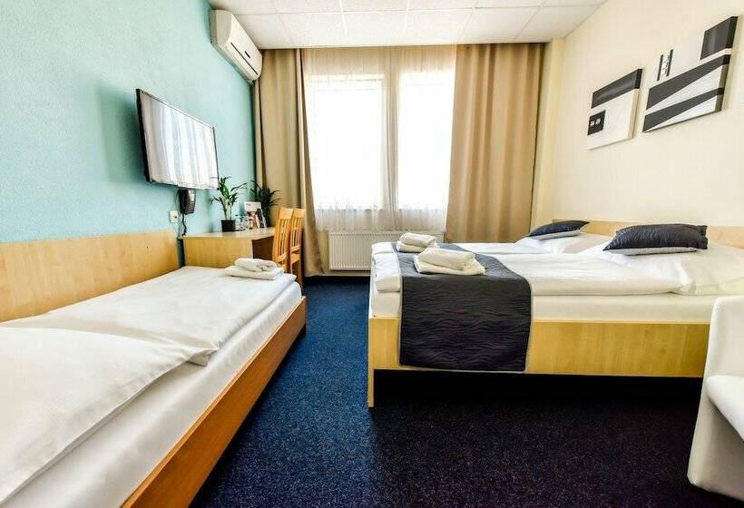 Camera Tripla Standard, City