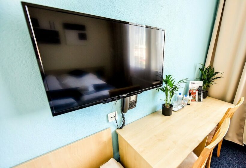 Camera Tripla Standard, City