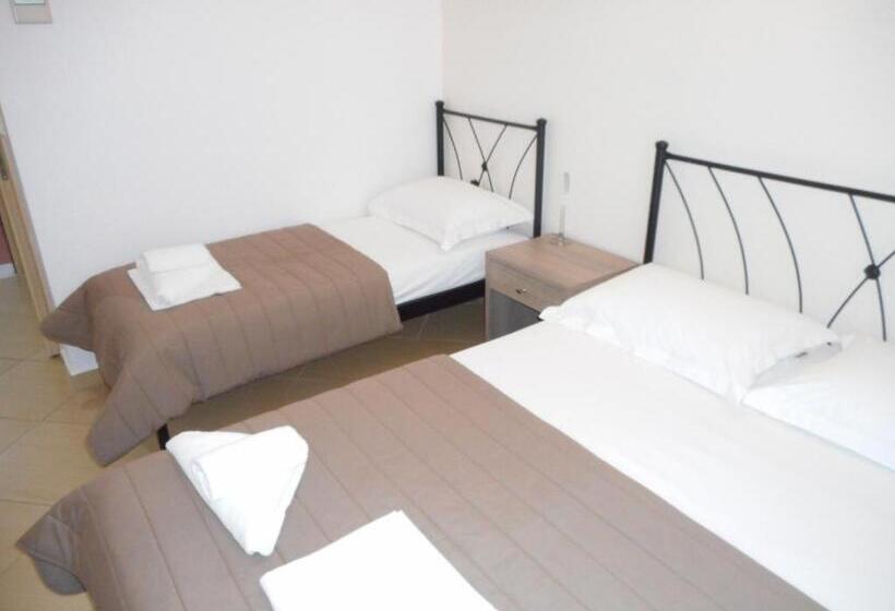 חדר סטנדרט לשלושה, Anesis