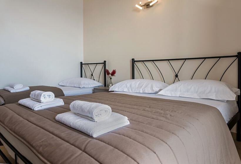 חדר סטנדרט לשלושה, Anesis