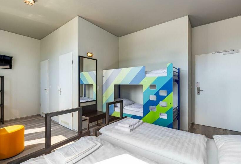 Номер Стандарт Трехместный, a&o Aachen Hauptbahnhof