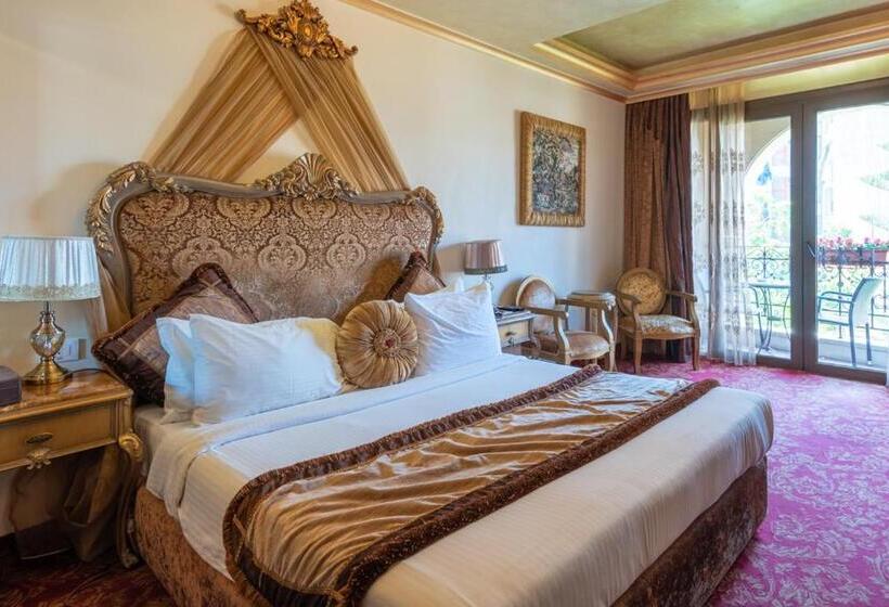 اتاق لوکس با بالکن, Q