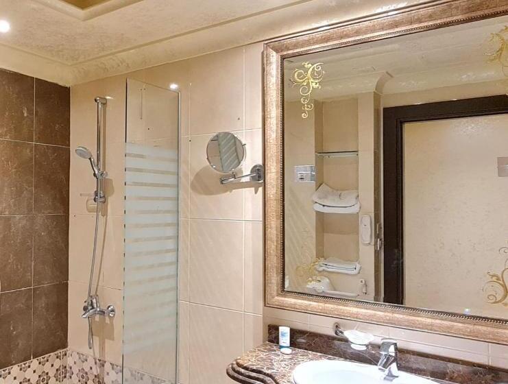 اتاق لوکس, Q