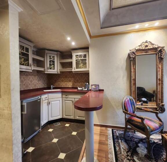 سوییت اجرایی, Q