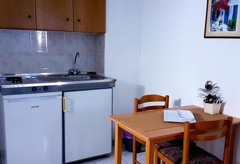 Трехместный Номер Стандарт с Балконом, Pyrgos Hotel Apartments