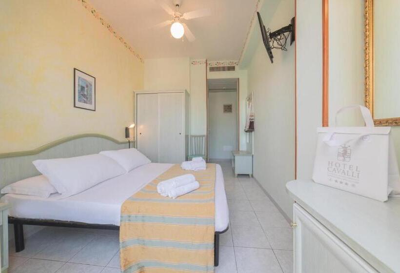 Camera Tripla Standard, Cavalli