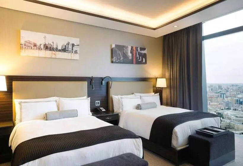 اتاق لوکس با چشم‌انداز شهر, Fairmont Baku  Flame Towers