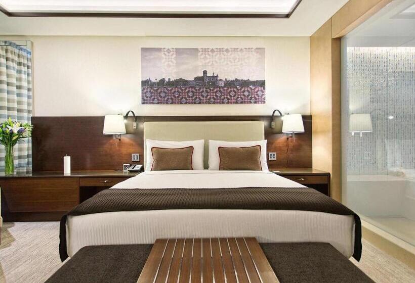 اتاق دلوکس با تخت کینگ و چشم‌انداز شهر, Fairmont Baku  Flame Towers