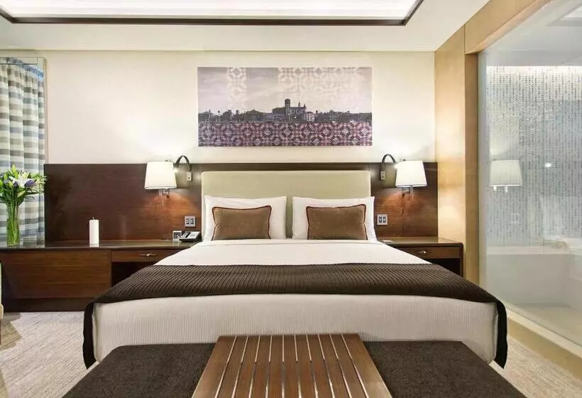 اتاق دلوکس با تخت کینگ و چشم‌انداز شهر, Fairmont Baku  Flame Towers