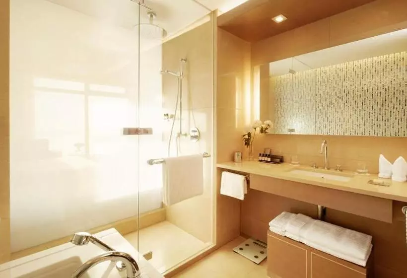 اتاق دلوکس با تخت کینگ و چشم‌انداز شهر, Fairmont Baku  Flame Towers